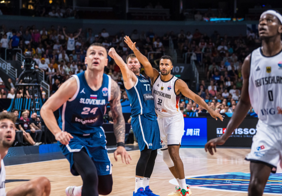 尼亚男篮顶, 连胜保持不 尼亚男篮顶, 连胜保持不